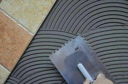 現代家居瓷磚鋪貼都不用水泥了 他們都用這種材料來黏貼