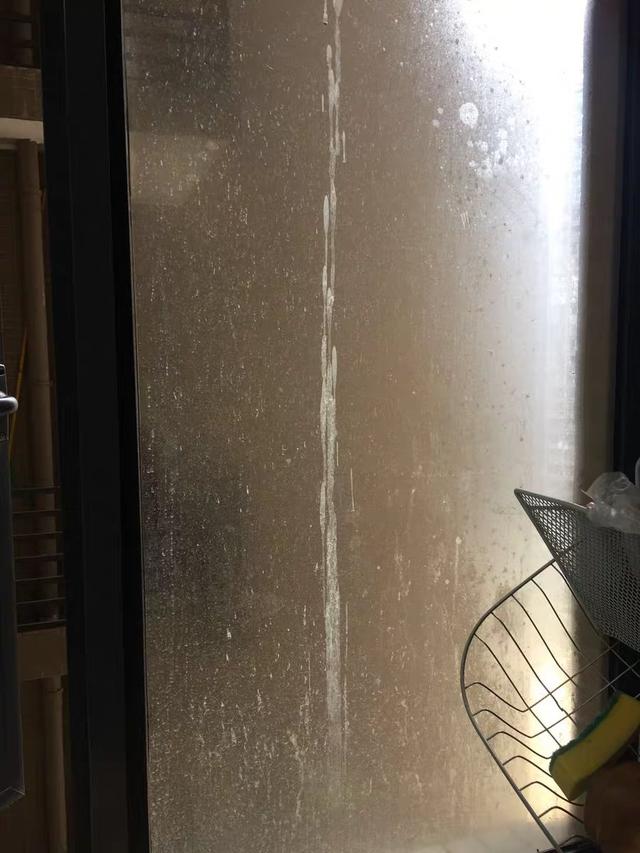 窗外玻璃實在難清理 不如買個擦窗機(jī)器人 簡單方便還安全